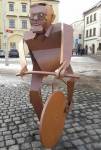 Socha architekta Alexandra Pura už brázdí Malé náměstí