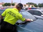 Městští strážníci kontrolují pískoviště a zaparkovaná auta