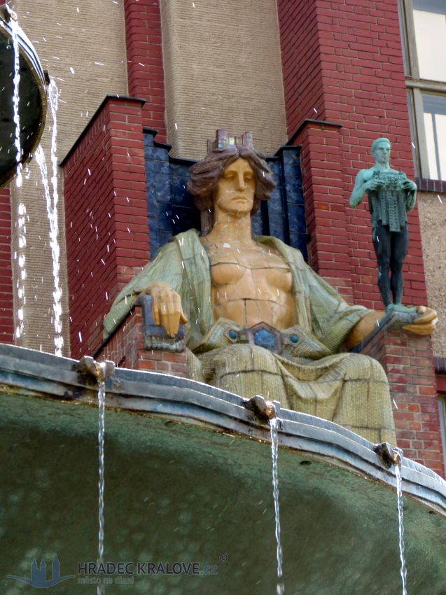 Druhá socha ženy znázorňuje Průmysl