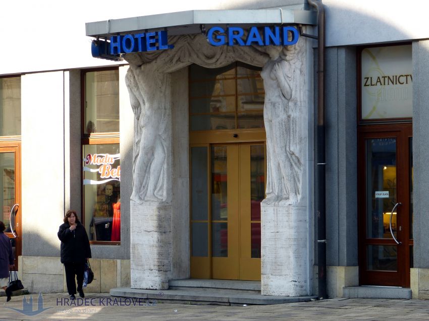 Vchod Grandu zdobí dvě monumentální sochy
