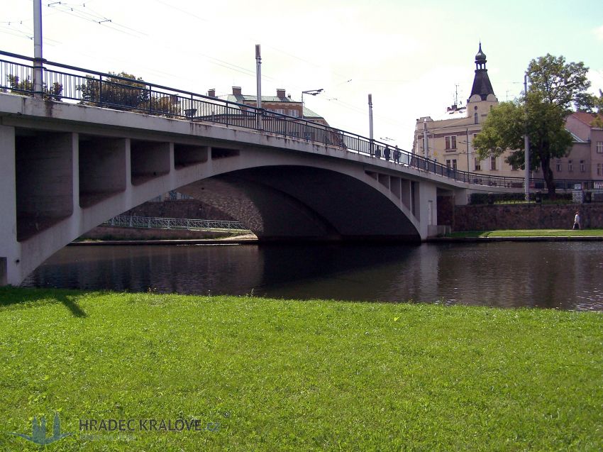 Tyršův most navrh Josef Gočár, překlenuje řeku Labe