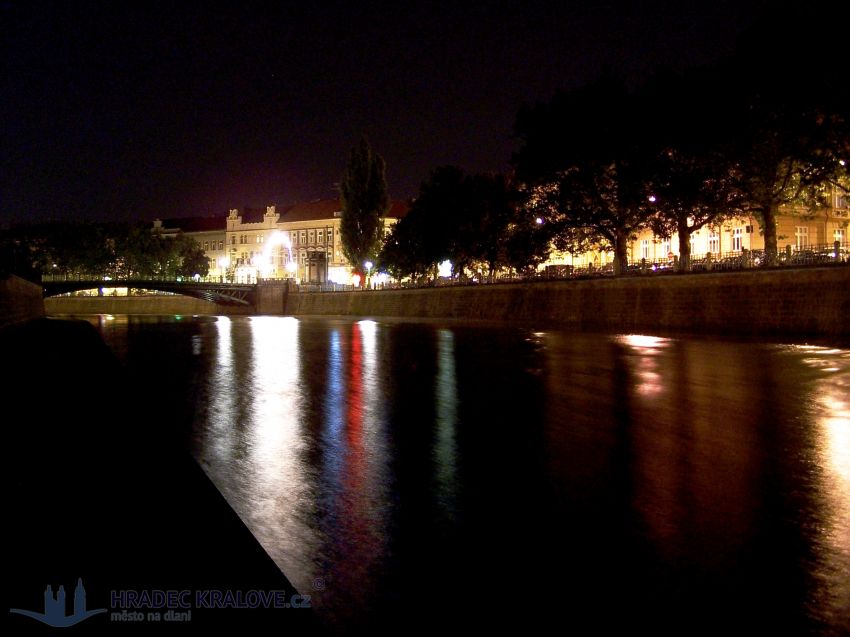 Pražský most je v noci krásně nasvícen