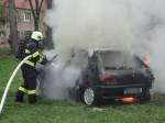 V Hradci shořela dvě auta, požár plápolal v Labské Kotlině