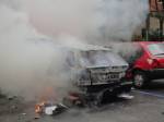 V Hradci shořela dvě auta, požár plápolal v Labské Kotlině