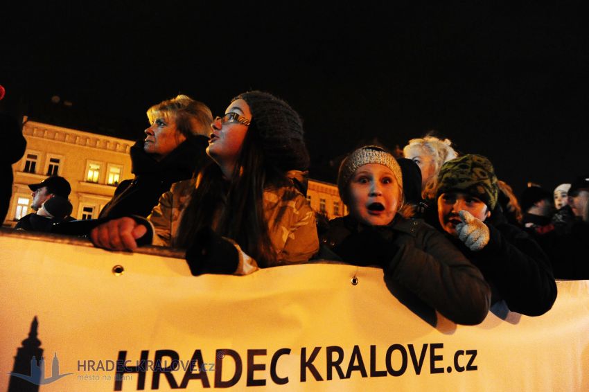 Na Velkém náměstí se zatím zraky upíraly k nebi. Odkud čerti přiletí?
