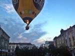 Fotookénko: V centru Hradce nouzově přistály dva balóny