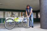 Cyklisté mohou nafouknout kola přímo v centru, město pořídilo veřejnou pumpu