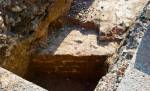 V Gayerových kasárnách archeologové vykopali pozůstatky zdiva příkopu pevnosti, lidské kosti i keramiku