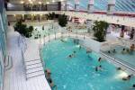 Aquacentrum se v pondělí uzavře, letní bazény omezí provoz