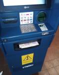 V bankomatu zůstaly tisíce korun, kdo je zapomněl?