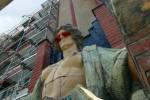Policie hledá vandala, který na sochu na muzeu přimaloval brýle