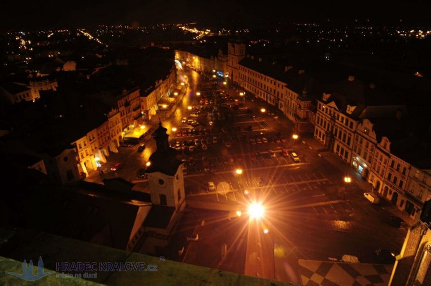 Z Bílé věže v sobotu uvidíte noční Hradec Králové.