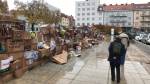 Revoluční zeď z krabic na Ulrichově náměstí rozmočil déšť, dobrovolníci postaví novou