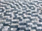Na chodníku podél Gočárovy třídy nahradí popraskaný asfalt dlažba z mozaiky