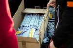 Desítky dobrovolníků v Hradci šijí roušky, pomáhají i firmy, skauti či divadelníci