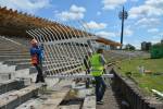 Z fotbalového stadionu mizí sedačky. Demolice bude pokračovat i v září