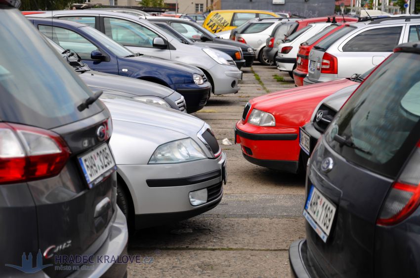 Na Slezském Předměstí bude víc parkovacích míst.