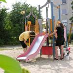 Písek na dětských hřištích v Hradci se pravidelně mění a kontroluje. Jak kontroly dopadly?